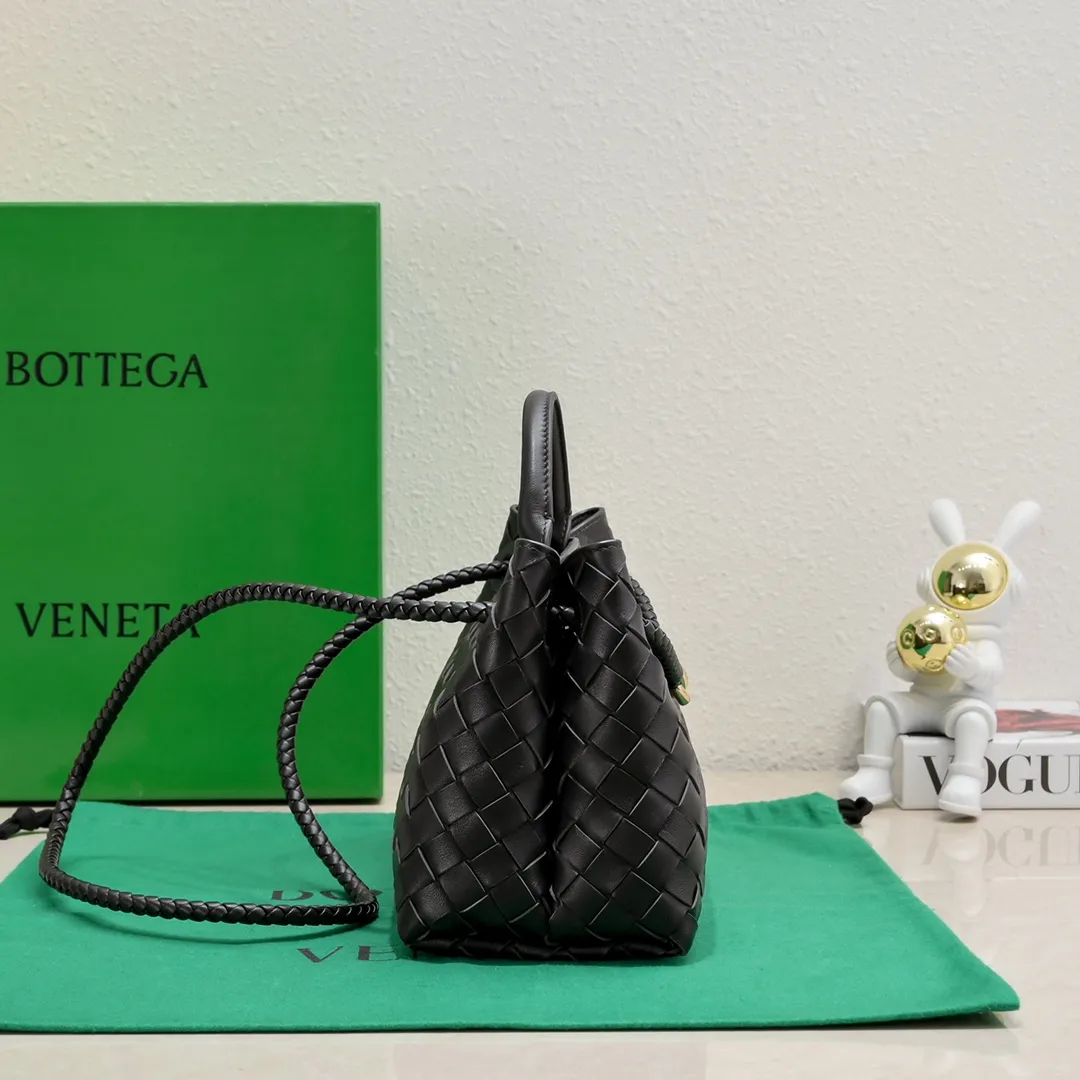 Batch 1960 #Bottega Veneta new horizontal Andiamo handbag, many stars have the same style 🎈 Classic full-body leather weaving with golden rope buckle, stable and chic enough [proud] The whole body is made of Nappa sheep leather, comfortable, soft and dynamic. The sliding metal rope buckle can adjust the shoulder strap, single shoulder / handbag / crossbody, multiple carrying methods, large bag capacity, suitable for commuting / daily / travel This bag is divided into small/medium/large sizes. There is always one that suits you, so take me with you🎀🎀 Size: 29x18x10 Model: 6463#